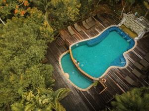 Bazén v ubytování The Vatika Resort and Spa nebo v jeho okolí