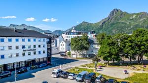 una città con auto parcheggiate in un parcheggio di Fast Hotel Svolvær a Svolvær