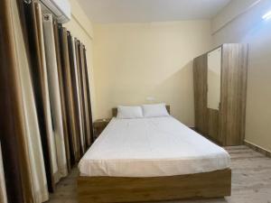 um quarto com uma cama grande num quarto em SHAJ SERVICE APARTMENT em Tiruvalla