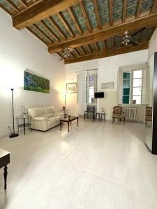 una gran sala de estar con techo de madera. en Il Gattopardo, en Florencia