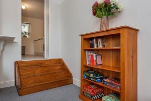 霍巴特Sir Tom inner city living with off street parking的书架,花瓶和书 更多10张照片