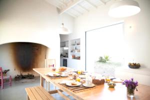 een keuken met een tafel met eten erop bij Chic Villa with Private Pool near Évora in São Miguel de Machede