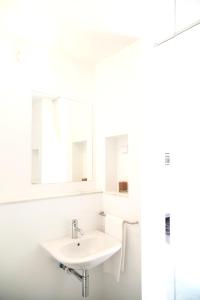 een witte badkamer met een wastafel en spiegels bij Chic Villa with Private Pool near Évora in São Miguel de Machede