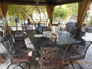 a black table and chairs under a gazebo at Gustave Vacation House in Port-au-Prince