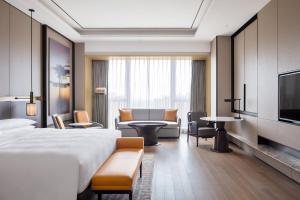 Letto o letti in una camera di Sheraton Shanghai Fengxian