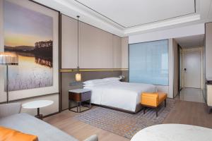 Letto o letti in una camera di Sheraton Shanghai Fengxian