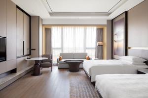 Letto o letti in una camera di Sheraton Shanghai Fengxian