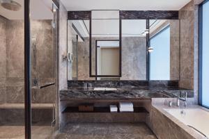 un bagno con vasca e lavandino di Sheraton Shanghai Fengxian a Shanghai