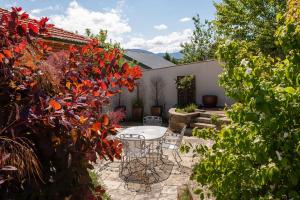 un patio con tavolo e sedie in un giardino di Wellington Views fantastic city location a Hobart