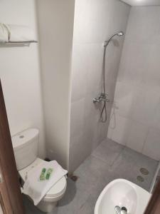 La salle de bains est pourvue de toilettes et d'un lavabo. dans l'établissement Stay G Service Residence Sentul, à Kedungmanggu