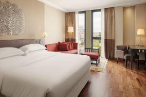 Postel nebo postele na pokoji v ubytování Sheraton Bratislava Hotel