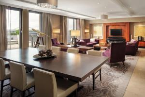 TV a/nebo společenská místnost v ubytování Sheraton Bratislava Hotel