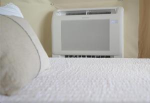 a bedroom with a bed with a air conditioner at Belmonte Rooms in Córdoba