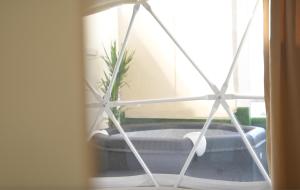 a view of a tub through a window at Belmonte Rooms in Córdoba