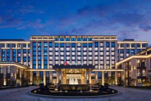 een hotel met een fontein voor een gebouw bij Wenzhou Airport Marriott Hotel in Wenzhou