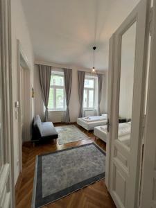 ein Wohnzimmer mit einer Tür zum Wohnzimmer in der Unterkunft Centrally-Located authentic apartment in Wien