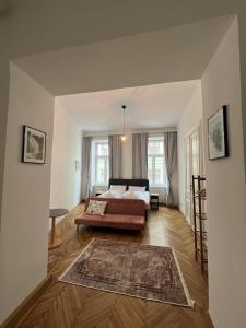 ein Schlafzimmer mit einem Bett und einem großen Fenster in der Unterkunft Centrally-Located authentic apartment in Wien