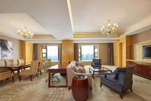 ein Wohnzimmer mit einem Tisch und einem Esszimmer in der Unterkunft 福州天元国际威斯汀酒店 in Fuzhou