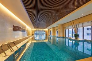 a swimming pool in a hotel with a swimming pool at 福州天元国际威斯汀酒店 in Fuzhou