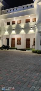 un edificio con una motocicleta estacionada frente a él en Hotel Insta 18, en Siliguri