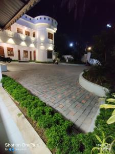 um grande edifício branco com uma entrada em calçada em Hotel Insta 18 em Siliguri