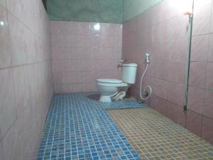 Yennanas BesirFamangkor Homestay的带卫生间和淋浴的浴室 更多37张照片