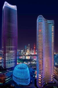 Due grattacieli alti in una città di notte di W Shanghai - The Bund a Shanghai