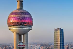 una vista de la aguja espacial y de un edificio en W Shanghai - The Bund en Shanghái