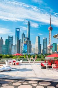 uma vista para o horizonte da cidade com edifícios em W Shanghai - The Bund em Xangai