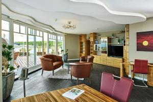 a living room with chairs and a table at Strandpalais Prinz von Preussen - Anbau vom Strandhotel Preussenhof in Zinnowitz