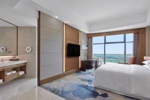 Postel nebo postele na pokoji v ubytování Sheraton Shaoxing Shangyu