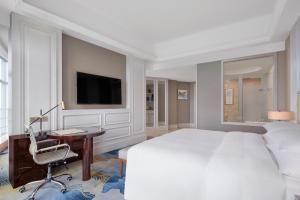 Postel nebo postele na pokoji v ubytování Sheraton Shaoxing Shangyu