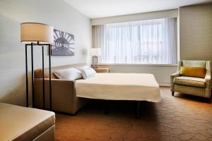 Postel nebo postele na pokoji v ubytování Delta Hotels by Marriott Dartmouth