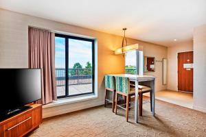 TV a/nebo společenská místnost v ubytování Delta Hotels by Marriott Dartmouth