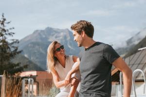 Ein Mann und eine Frau stehen nebeneinander in der Unterkunft MANNI das Hotel in Mayrhofen
