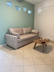 Seating area sa Home 4U apt1, just 7km from airport