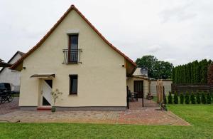 a white house with a gambrel roof at Ferienhaus am Gurkenradweg in Stennewitz