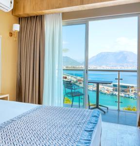 阿拉尼亞的住宿－Numa Port Hotel，一间卧室配有一张床,享有海景