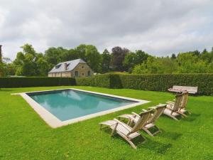 - deux chaises et une piscine dans la cour dans l'établissement Gite with swimming pool situated in wonderful castle grounds in Gesves, à Gesves