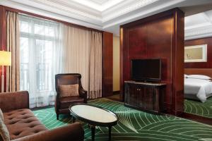 Habitación de hotel con TV y cama en Sheraton Changzhou Wujin Hotel, en Changzhou