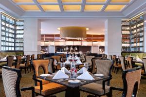 comedor con mesa y sillas en Sheraton Changzhou Wujin Hotel, en Changzhou