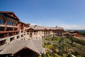 una vista aérea de un complejo con un edificio en The Westin Changbaishan Resort, en Fusong