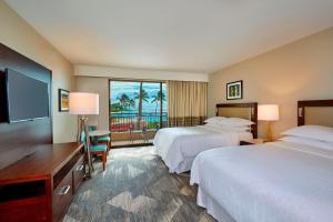 Postel nebo postele na pokoji v ubytování Sheraton Kauai Resort