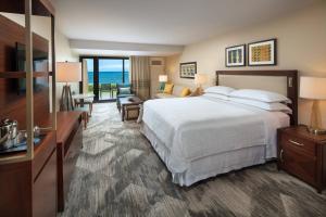 Postel nebo postele na pokoji v ubytování Sheraton Kauai Resort