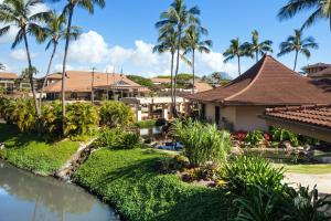 Sheraton Kauai Resort في كولو: اطلالة على منتجع فيه نخل ونهر