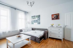 een woonkamer met een bed en een tafel bij City Park Apartments - #16, #18 & D - Moderne Apartments & Suiten im Zentrum in Leipzig