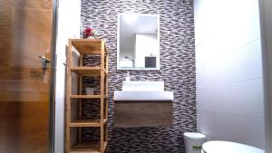 uma casa de banho com um lavatório e um espelho em Central apartment, Burjasot em Valência