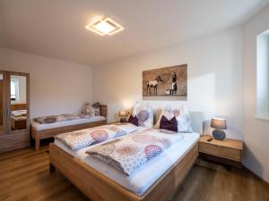1 dormitorio con 2 camas en una habitación en Haus SaRo, en Hopfgarten im Brixental