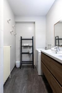 a bathroom with a sink and a mirror at La bulle de Vichy Maison 4 pers tout confort in Vichy