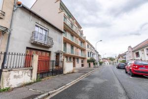 an empty street with cars parked on the street at La bulle de Vichy Maison 4 pers tout confort in Vichy